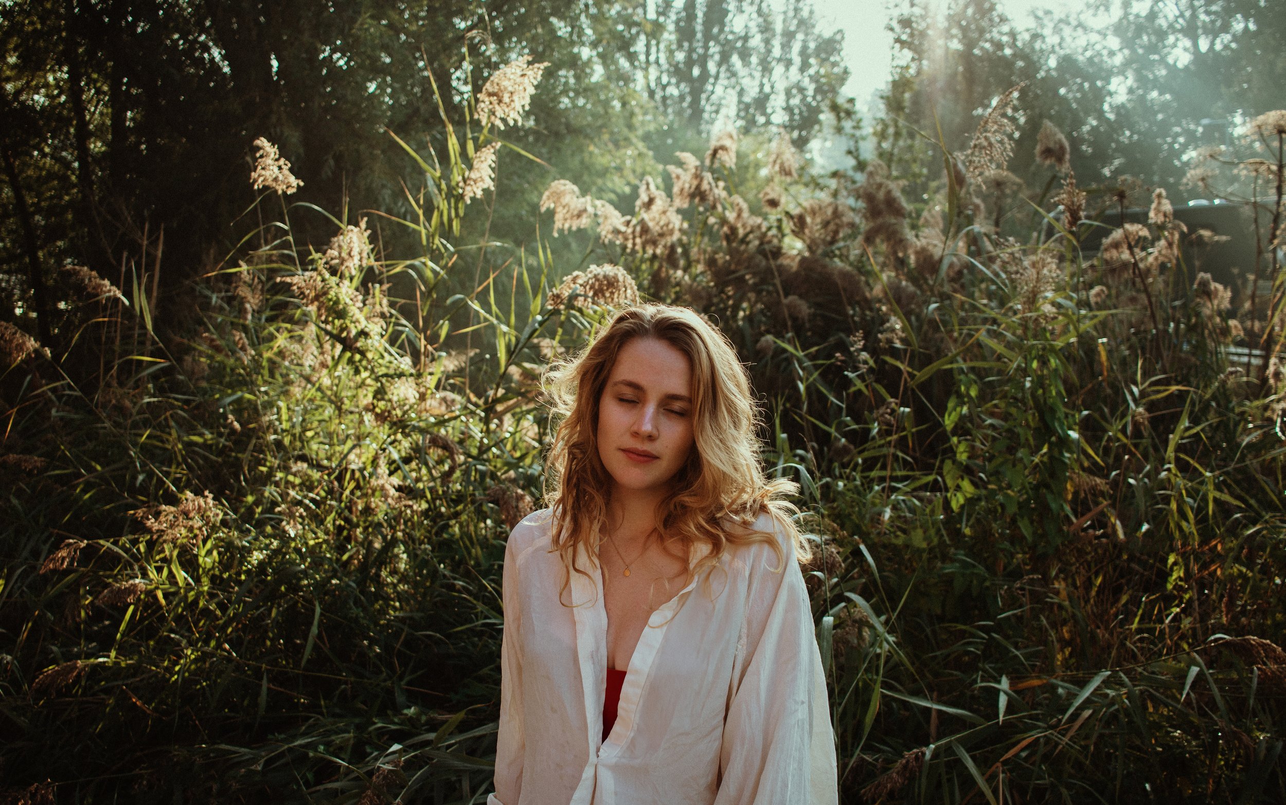 Jorinde, eyes closed, in golden light
